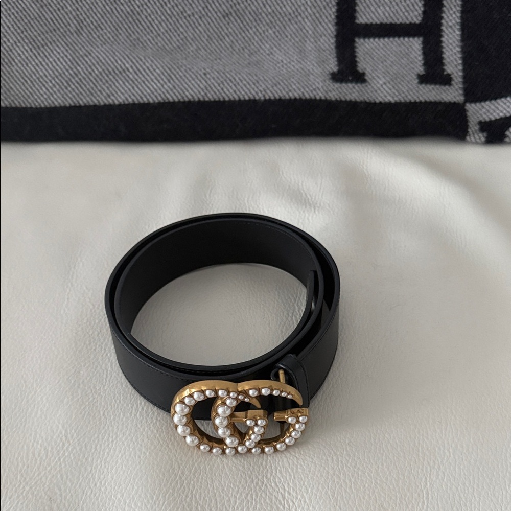 Gucci Black Leather Belt with Gold Pearl GG Buckle Logo